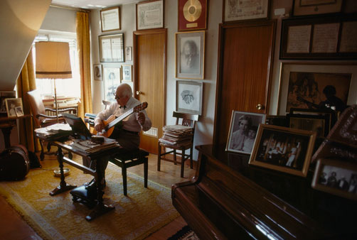 Segovia practicing in his Madrid studio at age 93